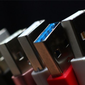 O que significa a cor do conector nas portas USB?